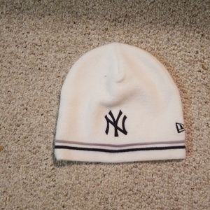 WHITE NEW ERA NEW YORK YANKEES BEANIE